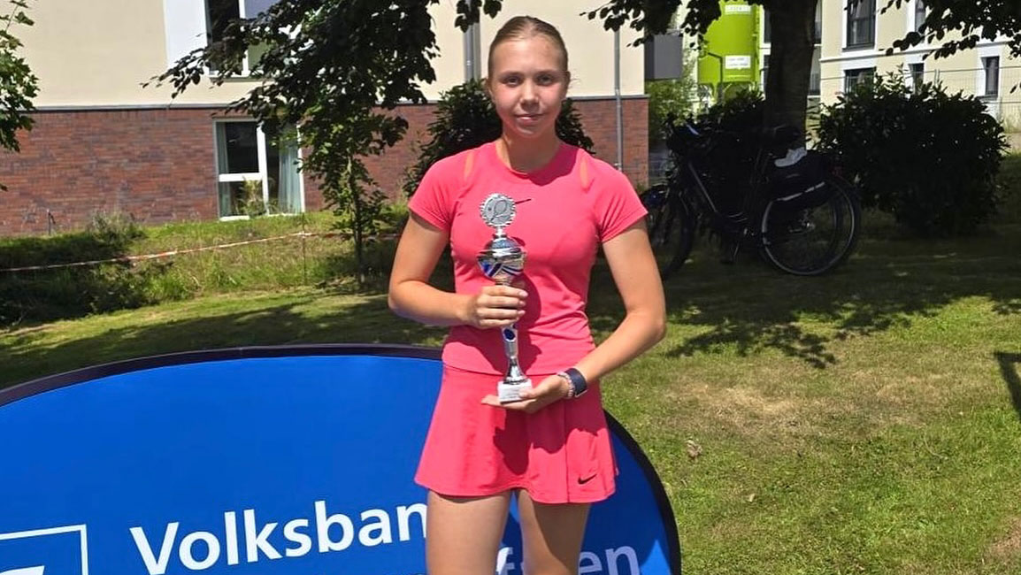 Carla Demmer holds the trophy after winning the U16 title at the OTC Junior Open 2025