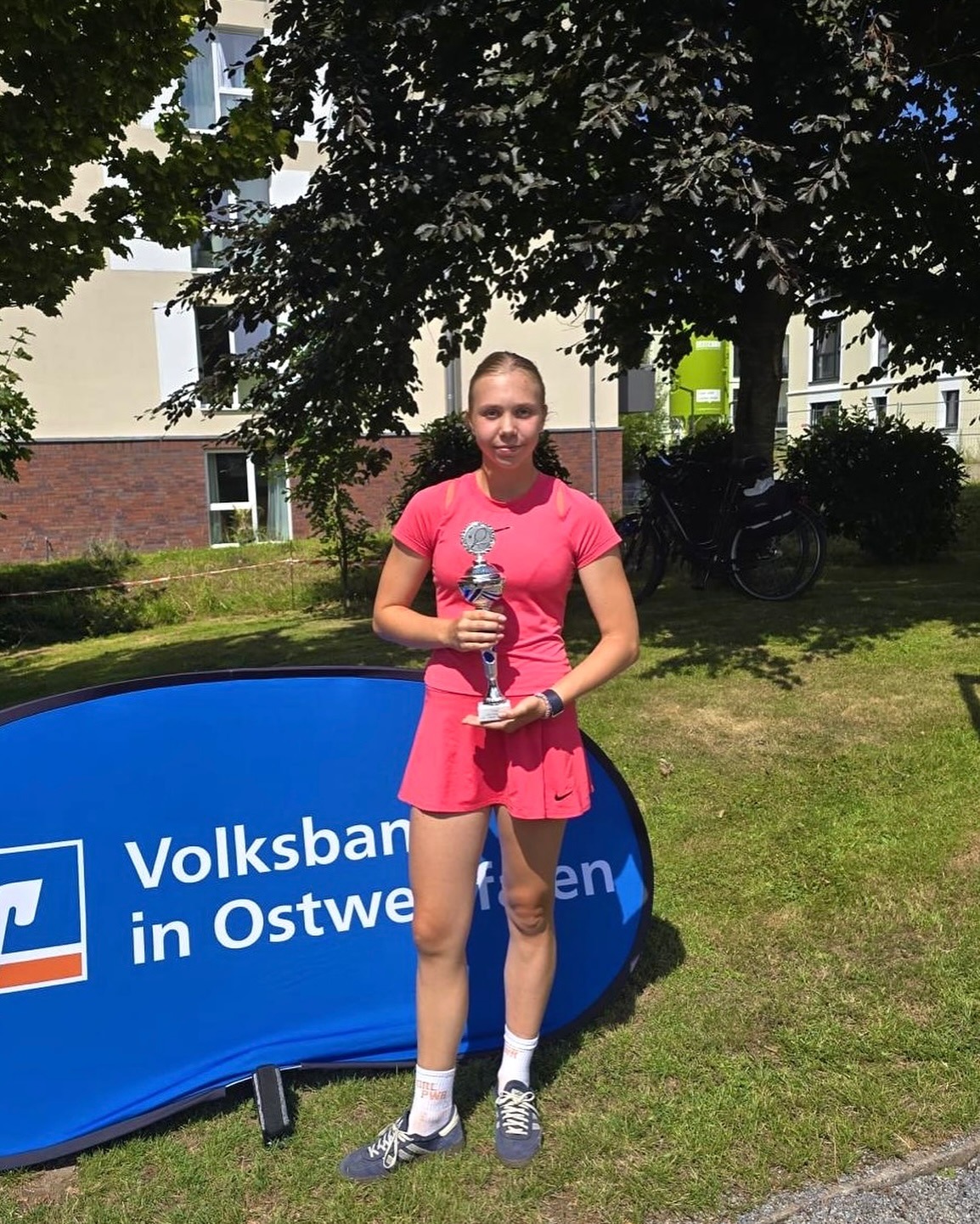 carla-demmer-otc-junior-open-2025 Carla Demmer holds the trophy after winning the U16 title at the OTC Junior Open 2025
