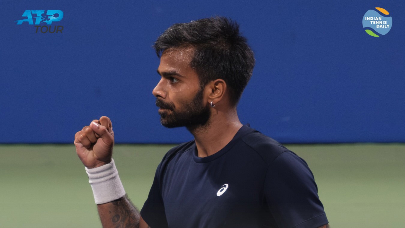 Porträtaufnahme von Tennisspieler Sumit Nagal aus Indien auf einem Hartplatz während eines ATP-Turniers.