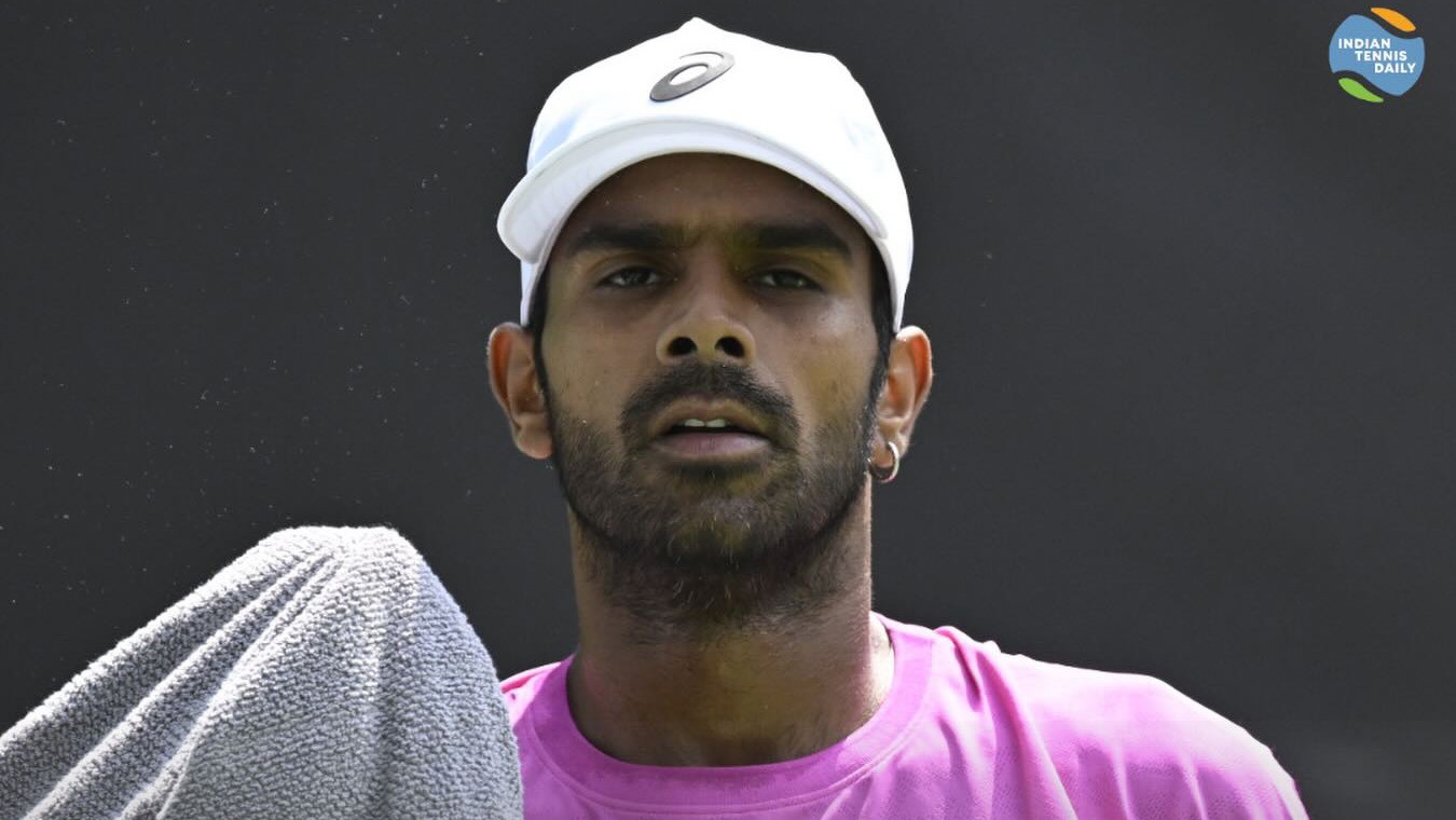 Tennisspieler Sumit Nagal bei einer kraftvollen Schlagbewegung während seines Erstrunden-Matches beim ATP Challenger in Pune.