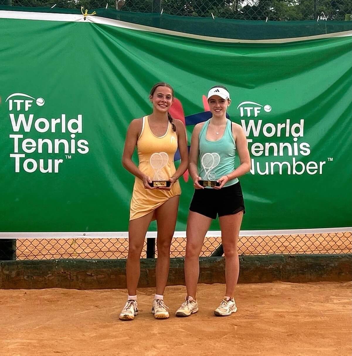 Tennisspielerinnen Liv Windschall und Emma Ketler beim J30 Turnier in Accra, Ghana.