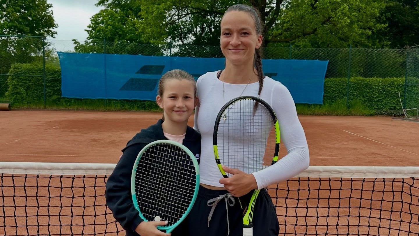 Tennisspielerin Mia Zeidler auf der Anlage der nensel academy