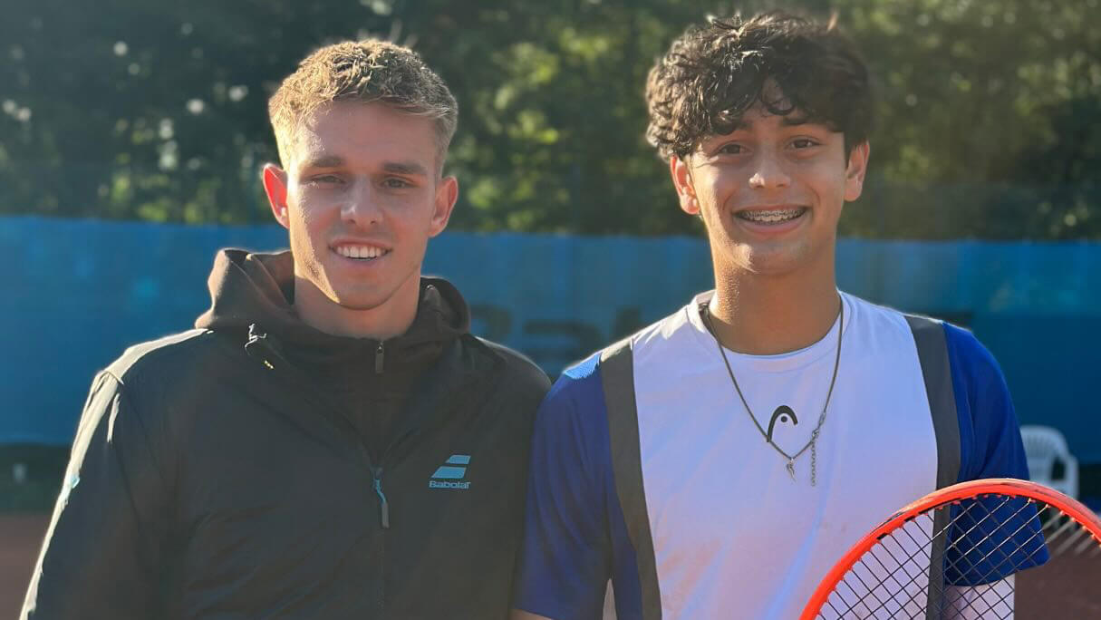 Nachwuchs-Tennisspieler Adam Poppe beim Training auf dem Tennisplatz der nensel academy.
